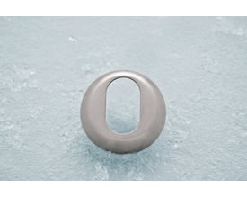 Assa Abloy cylinderring, oval og 8 mm, med afrundet yderside og aflang åbning, set forfra.