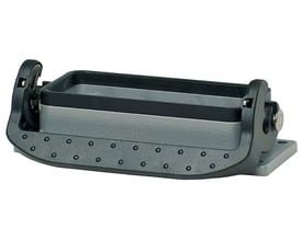 Procon chassishus B24 i pulverlakeret aluminium med sort låsebøjle og 28mm højde, vist fra siden med monteringsbeslag.