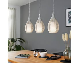 EGLO Razoni langbordspendel i hvidt stål med 3 dråbeformede lampeskærme over et træbord, monteret i en stue.
