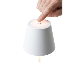 Nærbillede af den hvide Nielsen Light One bordlampens top med touch-funktion til lysstyring.