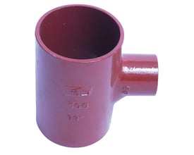 Rødt grenrør af støbejern til afløbssystemer, 80mm med 50mm gren og 88 graders vinkel.