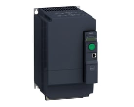 Detaljeret billede af Schneider Electric Altivar 320 frekvensomformer 15kW, der viser monteringshuller og det funktionelle frontpanel med indikatorer.