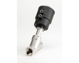 Danfoss AV210C 32SS magnetventil set fra siden med sort topdel og poleret rustfrit stålhus, monteret på hvid baggrund.