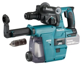 Makita 18V bore-/mejselhammer DHR243ZJW med monteret 5.0Ah batteri, selvspændende borepatron og støvsamler.