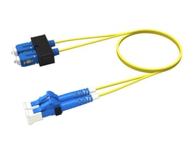 CommScope fiber patchkabel OS2 duplex LSZH 0,5m med LC og SC konnektorer, i gul med blå og hvid kobling.