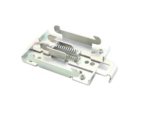 Teltonika DIN-skinneadapter PR5MEC00 til RUT900-serien med synlig fjeder og beslagform, set skråt ovenfra.