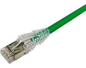 CommScope patchkabel KAT6A S/FTP LSZH i grøn, 0,75 meter, med transparent RJ45-stik og forstærket gennemsigtig kappe.