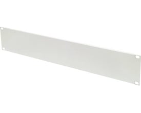 Schneider Electric Actassi blindplade, 2HE, koksgrå, ren og enkel, monteret i et rack.