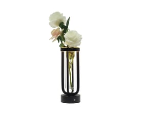 Sort blomstervase med glasindsats og indbygget dæmpbar LED-lysring, med tre kunstige roser. Aluminium og PC-materiale, IP54.
