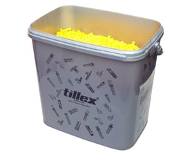 Stor grå spand fra Tillex indeholdende mange gule dykkerplug KP 5,5x25 mm i XXL-pakke med 7000 stk.