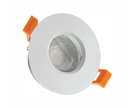 Hvidt, rundt GU10-indbygningsspot fra SpectrumLED med IP65, vist skråt forfra med glaslinse og orange monteringsclips.
