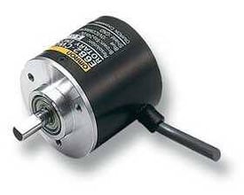 Omron inkremental encoder E6B2-CWZ6C med 1000ppr, 5-24VDC og NPN udgang, vist fra siden.