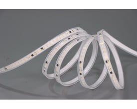 Lumenlight Blast230 High Q LED strip på 5 meter, 1,5W, 2700K, vist rullet sammen med synlige LED'er og printplade på grå baggrund.