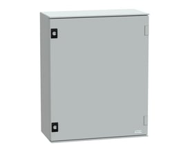 Schneider Electric vægskab PLM54, 530x430x200mm, fremstillet af grå glasfiberforstærket polyester med metal bundplade.