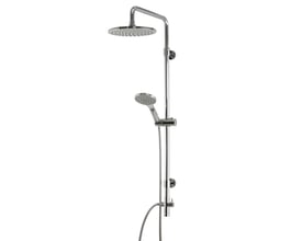 Pressalit Wave Waterfall 200 krom loft- og håndbruser med rund hovedbruser og håndbruser på en poleret, blank overflade.