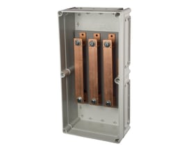 Fibox 600A trafokasse i grå polycarbonat med 3 kobber samleskinner og monteringsbolte, åben set forfra.