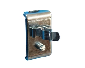 Maskinfabrikken Universal fjederklemme med bagplade og Ø6 mm diameter, vist på hvid baggrund med fokus på metallet.