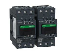 Schneider Electric TeSys D kontaktor til reversering, 65A, 110VAC, vist sammenkoblet med en anden identisk enhed på en neutral baggrund.