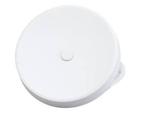 Hvid Duka tallerkenventil type 74.6 i plast med en diameter på Ø140 mm, vist med justeringsskruelåg.