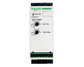 Detaljeret billede af Schneider Electric Altistart 01 softstarter, med tydelig mærkning af tilslutningsklemmer og regulatorer.
