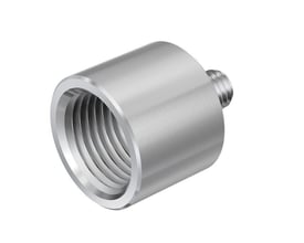 Flamco galvaniseret adapter med M8 udvendigt gevind og 1/2" indvendigt gevind, med en glat, cylinderformet krop.
