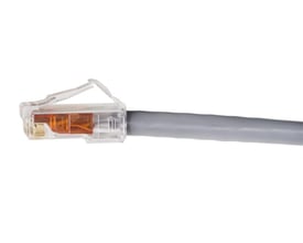 CommScope Patchkabel K6 GS8E XL LSZH, mørkegrå, 18,30 meter, med gennemsigtig RJ45-stik og gråt LSZH-kabel.