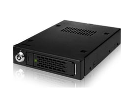 Sort ICY Dock MB991IK-B-kabinet til 2,5-tommers SAS/SATA-harddisk set skråt forfra med lås og ventilationsriste.