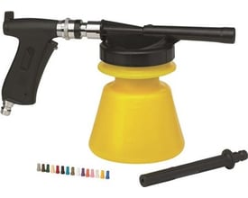 Vikan skumsprøjte med en gul beholder og et sort pistolgreb, inklusiv flere farvede dyser og et ekstra sort rør.