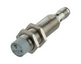 Carlo Gavazzi induktivaftaster M18 med gevindhus og møtrikker, vist skråt fra siden med stik i enden.