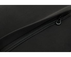 Nærbillede af lynlåsdetalje på Deltaco laptop sleeve, der viser den glatte sorte neoprenoverflade.