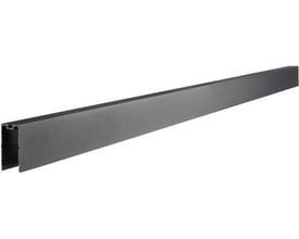 Sort Hybrid-aluminiumsprofil på 2,4 meter set skråt forfra med den åbne ende synlig.