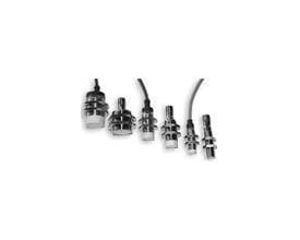 Carlo Gavazzi induktiv aftaster IA18ASF08DCM1, M18 med 8 mm rækkevidde, vist blandt sensorer med kabler.