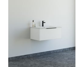 Dansani Mido+ Classic 81 cm hvidt badeværelsesmøbel monteret på væg over mørke klinker, med sort armatur.