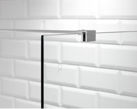 Vetro vægholder i metal med justerbar funktion, der holder et 1200 mm glaspanel mod en hvid metroflisevæg.