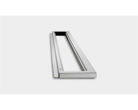 Unidrain Classicline ramme til linjeafløb, vist i en skrå vinkel med fokus på dens form og børstede ståloverflade.