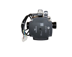 Sort Grundfos UPM3 AUTO 15-70 130 ZZZ pumpe med kabel og stik til HomeHeat vandvarmerunits, vist på hvid baggrund.