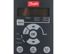 Tættere visning af Danfoss LCP 11 betjeningspanel, der fremhæver displayet og de forskellige menuer og kontrolknapper som OK, Menu og Back.