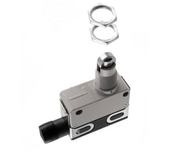 Omron D4E-1A10N mekanisk rulleswitch med rulleaktuator og to monteringsringe på hvid baggrund.
