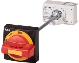 Eaton NZM1 aflåsbar dørkobling og håndtag med rød/gul drejeknap og metalstang forbundet til hvid enhed.