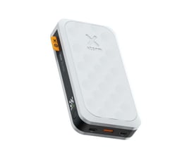 Hvid Xtorm Fuel Series 5-powerbank med 20.000 mAh og 35 W, set skråt med tilslutninger langs kanten.