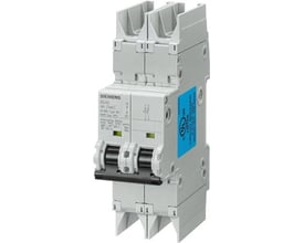 Siemens SENTRON 5SJ4 automatsikring med to poler, C-kurve og 1,6 A, set skråt forfra.