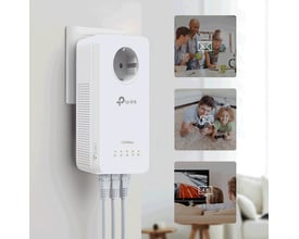 TP-LINK AV1300 Gigabit Passthrough Powerline ac Wi-Fi kit monteret i stikkontakt med tre ethernet-kabler tilsluttet. Sidebilleder viser familie brug af internettet.