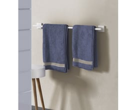 Smedbo House håndklædestang i mat hvid med to mørkeblå håndklæder hængende på et badeværelsesvæg.