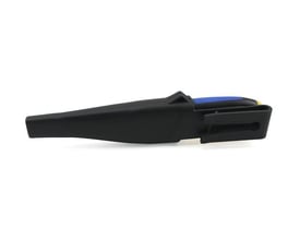 Ironside kniv med 97 mm rustfri klinge og 2-komponentgreb, delvist synlig i den sorte plastskede.