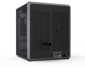 Creality K1 Max 3D-printerens bagside med honeycomb-mønster, ventilationsrist og strømkontakt vist på hvid baggrund.