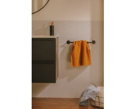 Cosmic håndklædeholder på 40 cm i mat sort, vist med et gult håndklæde i et moderne badeværelsesmiljø.