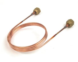 Nærbillede af Danfoss 1 meter kapillarrør til trykregulator, viser 1/4" kobberrør med messingfittings.