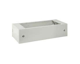 Schneider Electric sokkel i hvid polyester til Thalassa PLM, 200 x 556mm, med synlige skruehuller.
