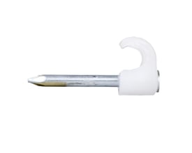 Nærbillede af en rund clips i hvid plast til 18-22 mm ledninger, med fokus på det forzinkede 45 mm søm.