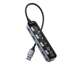 Deltaco transparent USB-A hub set fra siden, med tydelig visning af de fire porte og den integrerede USB-A kabeltilslutning.